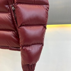 Mon蒙口【玛雅顶级版鹅绒】、2026秋冬新品经典亮面连帽羽绒服。 降温天的安全感,这件直接拉满! 经典高蓬松廓形,亮面 Mon蒙口【玛雅顶级版鹅绒】、2026秋冬新品经典亮面连帽羽绒服。 降温天的安全感,这件直接拉满! 经典高蓬松廓形,亮面