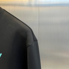 Given纪梵希、2026秋冬新品经典字母圆领卫衣。 这件卫衣,低调又有质感! 宽松微落版型,修饰肩线,藏住腰腹赘肉。搭 Given纪梵希、2026秋冬新品经典字母圆领卫衣。 这件卫衣,低调又有质感! 宽松微落版型,修饰肩线,藏住腰腹赘肉。搭
