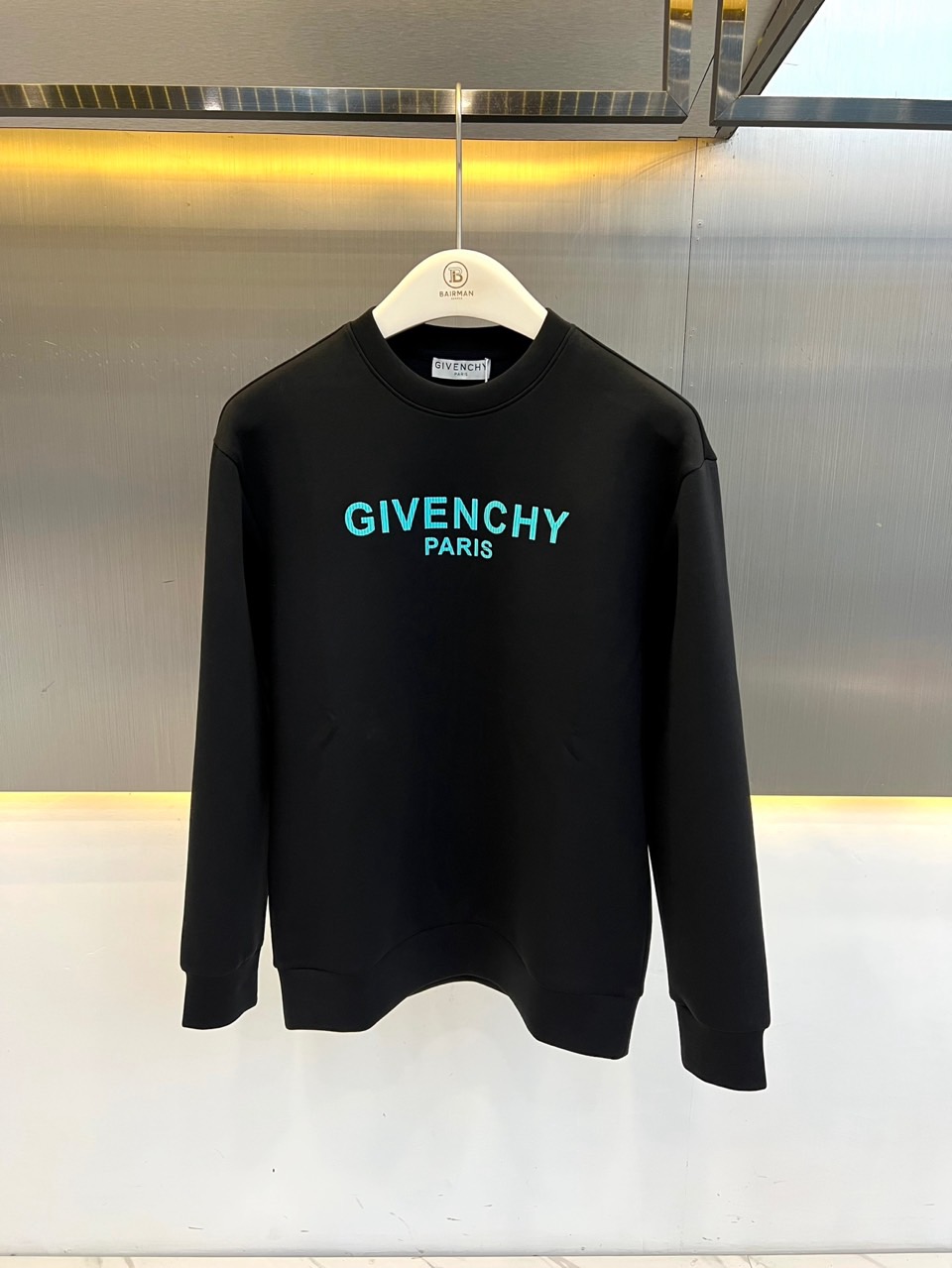 Given纪梵希、2026秋冬新品经典字母圆领卫衣。 这件卫衣，低调又有质感！ 宽松微落版型，修饰肩线，藏住腰腹赘肉。搭
