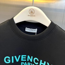 Given纪梵希、2026秋冬新品经典字母圆领卫衣。 这件卫衣,低调又有质感! 宽松微落版型,修饰肩线,藏住腰腹赘肉。搭 Given纪梵希、2026秋冬新品经典字母圆领卫衣。 这件卫衣,低调又有质感! 宽松微落版型,修饰肩线,藏住腰腹赘肉。搭