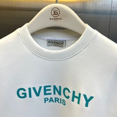 Given纪梵希、2026秋冬新品经典字母圆领卫衣。 这件卫衣,低调又有质感! 宽松微落版型,修饰肩线,藏住腰腹赘肉。搭 Given纪梵希、2026秋冬新品经典字母圆领卫衣。 这件卫衣,低调又有质感! 宽松微落版型,修饰肩线,藏住腰腹赘肉。搭