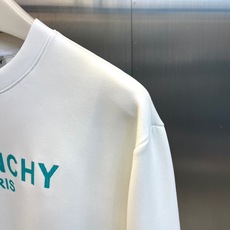 Given纪梵希、2026秋冬新品经典字母圆领卫衣。 这件卫衣,低调又有质感! 宽松微落版型,修饰肩线,藏住腰腹赘肉。搭 Given纪梵希、2026秋冬新品经典字母圆领卫衣。 这件卫衣,低调又有质感! 宽松微落版型,修饰肩线,藏住腰腹赘肉。搭
