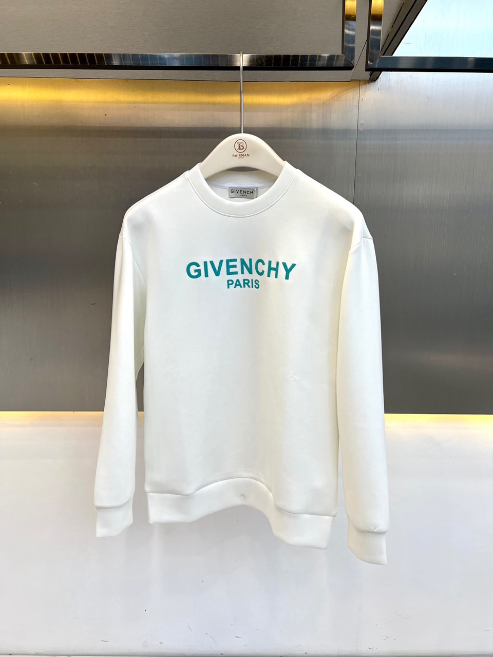 Given纪梵希、2026秋冬新品经典字母圆领卫衣。 这件卫衣，低调又有质感！ 宽松微落版型，修饰肩线，藏住腰腹赘肉。搭