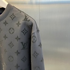 1v威登、2026秋冬新品老花满印圆领卫衣。 一眼惊艳的街头王炸,上身就是焦点! 色调自带视觉张力,满身经典老花暗纹彰显 1v威登、2026秋冬新品老花满印圆领卫衣。 一眼惊艳的街头王炸,上身就是焦点! 色调自带视觉张力,满身经典老花暗纹彰显