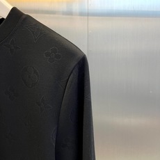 1v威登、2026秋冬新品暗纹老花圆领卫衣。 秋冬质感进阶,这件真的谁穿谁帅! 满身经典老花浮雕压纹,低调不张扬却透着高 1v威登、2026秋冬新品暗纹老花圆领卫衣。 秋冬质感进阶,这件真的谁穿谁帅! 满身经典老花浮雕压纹,低调不张扬却透着高
