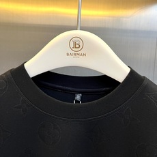 1v威登、2026秋冬新品暗纹老花圆领卫衣。 秋冬质感进阶,这件真的谁穿谁帅! 满身经典老花浮雕压纹,低调不张扬却透着高 1v威登、2026秋冬新品暗纹老花圆领卫衣。 秋冬质感进阶,这件真的谁穿谁帅! 满身经典老花浮雕压纹,低调不张扬却透着高