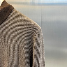 Loro Piana诺悠翩雅、2026秋冬新品斜纹半拉链针织衫。 秋冬衣橱的质感担当,这件必须拿下! 斜纹肌理自带高级感 Loro Piana诺悠翩雅、2026秋冬新品斜纹半拉链针织衫。 秋冬衣橱的质感担当,这件必须拿下! 斜纹肌理自带高级感