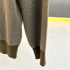 Loro Piana诺悠翩雅、2026秋冬新品斜纹半拉链针织衫。 秋冬衣橱的质感担当,这件必须拿下! 斜纹肌理自带高级感 Loro Piana诺悠翩雅、2026秋冬新品斜纹半拉链针织衫。 秋冬衣橱的质感担当,这件必须拿下! 斜纹肌理自带高级感