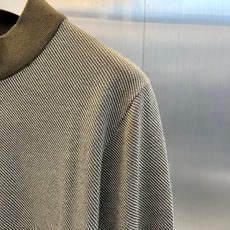 Loro Piana诺悠翩雅、2026秋冬新品斜纹半拉链针织衫。 秋冬衣橱的质感担当,这件必须拿下! 斜纹肌理自带高级感 Loro Piana诺悠翩雅、2026秋冬新品斜纹半拉链针织衫。 秋冬衣橱的质感担当,这件必须拿下! 斜纹肌理自带高级感