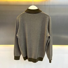 Loro Piana诺悠翩雅、2026秋冬新品斜纹半拉链针织衫。 秋冬衣橱的质感担当,这件必须拿下! 斜纹肌理自带高级感 Loro Piana诺悠翩雅、2026秋冬新品斜纹半拉链针织衫。 秋冬衣橱的质感担当,这件必须拿下! 斜纹肌理自带高级感