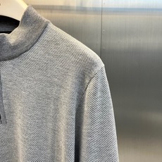 Loro Piana诺悠翩雅、2026秋冬新品斜纹半拉链针织衫。 秋冬衣橱的质感担当,这件必须拿下! 斜纹肌理自带高级感 Loro Piana诺悠翩雅、2026秋冬新品斜纹半拉链针织衫。 秋冬衣橱的质感担当,这件必须拿下! 斜纹肌理自带高级感