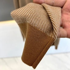 Loro Piana诺悠翩雅、2026秋冬新品斜纹半拉链针织衫。 秋冬衣橱的质感担当,这件必须拿下! 斜纹肌理自带高级感 Loro Piana诺悠翩雅、2026秋冬新品斜纹半拉链针织衫。 秋冬衣橱的质感担当,这件必须拿下! 斜纹肌理自带高级感