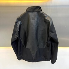 1v威登、2026秋冬新品老花拼接立领夹克外套。 一眼惊艳的街头战袍,帅到没朋友! 拼接设计视觉收缩感极佳,显肩宽、藏肉 1v威登、2026秋冬新品老花拼接立领夹克外套。 一眼惊艳的街头战袍,帅到没朋友! 拼接设计视觉收缩感极佳,显肩宽、藏肉