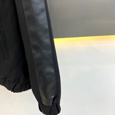 1v威登、2026秋冬新品老花拼接立领夹克外套。 一眼惊艳的街头战袍,帅到没朋友! 拼接设计视觉收缩感极佳,显肩宽、藏肉 1v威登、2026秋冬新品老花拼接立领夹克外套。 一眼惊艳的街头战袍,帅到没朋友! 拼接设计视觉收缩感极佳,显肩宽、藏肉