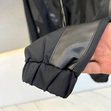 1v威登、2026秋冬新品老花拼接立领夹克外套。 一眼惊艳的街头战袍,帅到没朋友! 拼接设计视觉收缩感极佳,显肩宽、藏肉 1v威登、2026秋冬新品老花拼接立领夹克外套。 一眼惊艳的街头战袍,帅到没朋友! 拼接设计视觉收缩感极佳,显肩宽、藏肉