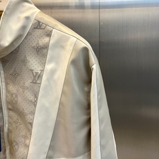 1v威登、2026秋冬新品老花拼接立领夹克外套。 一眼惊艳的街头战袍,帅到没朋友! 拼接设计视觉收缩感极佳,显肩宽、藏肉 1v威登、2026秋冬新品老花拼接立领夹克外套。 一眼惊艳的街头战袍,帅到没朋友! 拼接设计视觉收缩感极佳,显肩宽、藏肉