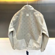 1v威登、2026秋冬新品老花拼接立领夹克外套。 一眼惊艳的街头战袍,帅到没朋友! 拼接设计视觉收缩感极佳,显肩宽、藏肉 1v威登、2026秋冬新品老花拼接立领夹克外套。 一眼惊艳的街头战袍,帅到没朋友! 拼接设计视觉收缩感极佳,显肩宽、藏肉