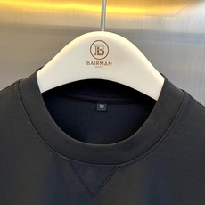 Lowe罗意威、2026秋冬新品极简立体标圆领长袖T恤。 一眼心动的质感单品!极简风永远穿不腻🤍 版型微阔挺括,对身材包 Lowe罗意威、2026秋冬新品极简立体标圆领长袖T恤。 一眼心动的质感单品!极简风永远穿不腻🤍 版型微阔挺括,对身材包