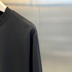 Ba巴黎世家、2026秋冬新品绿标长袖T恤。 这件真的太顶了!早秋衣橱的定海神针。 微阔版型+落肩剪裁,藏肉显瘦,轻松修 Ba巴黎世家、2026秋冬新品绿标长袖T恤。 这件真的太顶了!早秋衣橱的定海神针。 微阔版型+落肩剪裁,藏肉显瘦,轻松修