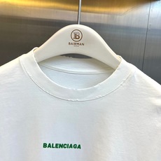 Ba巴黎世家、2026秋冬新品绿标长袖T恤。 这件真的太顶了!早秋衣橱的定海神针。 微阔版型+落肩剪裁,藏肉显瘦,轻松修 Ba巴黎世家、2026秋冬新品绿标长袖T恤。 这件真的太顶了!早秋衣橱的定海神针。 微阔版型+落肩剪裁,藏肉显瘦,轻松修