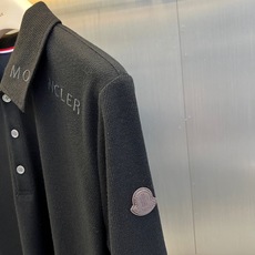 Mon蒙口、2026秋冬新品字母刺绣针织Polo衫。 秋冬质感天花板,懂行的已入手! 麻点纹理自带高级感,上身秒变宽肩窄 Mon蒙口、2026秋冬新品字母刺绣针织Polo衫。 秋冬质感天花板,懂行的已入手! 麻点纹理自带高级感,上身秒变宽肩窄