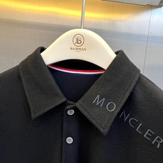 Mon蒙口、2026秋冬新品字母刺绣针织Polo衫。 秋冬质感天花板,懂行的已入手! 麻点纹理自带高级感,上身秒变宽肩窄 Mon蒙口、2026秋冬新品字母刺绣针织Polo衫。 秋冬质感天花板,懂行的已入手! 麻点纹理自带高级感,上身秒变宽肩窄