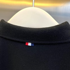 Mon蒙口、2026秋冬新品字母刺绣针织Polo衫。 秋冬质感天花板,懂行的已入手! 麻点纹理自带高级感,上身秒变宽肩窄 Mon蒙口、2026秋冬新品字母刺绣针织Polo衫。 秋冬质感天花板,懂行的已入手! 麻点纹理自带高级感,上身秒变宽肩窄