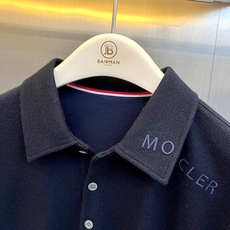 Mon蒙口、2026秋冬新品字母刺绣针织Polo衫。 秋冬质感天花板,懂行的已入手! 麻点纹理自带高级感,上身秒变宽肩窄 Mon蒙口、2026秋冬新品字母刺绣针织Polo衫。 秋冬质感天花板,懂行的已入手! 麻点纹理自带高级感,上身秒变宽肩窄