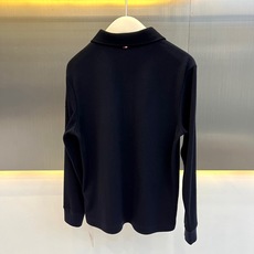 Mon蒙口、2026秋冬新品字母刺绣针织Polo衫。 秋冬质感天花板,懂行的已入手! 麻点纹理自带高级感,上身秒变宽肩窄 Mon蒙口、2026秋冬新品字母刺绣针织Polo衫。 秋冬质感天花板,懂行的已入手! 麻点纹理自带高级感,上身秒变宽肩窄