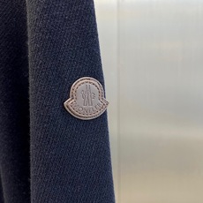 Mon蒙口、2026秋冬新品字母刺绣针织Polo衫。 秋冬质感天花板,懂行的已入手! 麻点纹理自带高级感,上身秒变宽肩窄 Mon蒙口、2026秋冬新品字母刺绣针织Polo衫。 秋冬质感天花板,懂行的已入手! 麻点纹理自带高级感,上身秒变宽肩窄