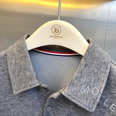 Mon蒙口、2026秋冬新品字母刺绣针织Polo衫。 秋冬质感天花板,懂行的已入手! 麻点纹理自带高级感,上身秒变宽肩窄 Mon蒙口、2026秋冬新品字母刺绣针织Polo衫。 秋冬质感天花板,懂行的已入手! 麻点纹理自带高级感,上身秒变宽肩窄