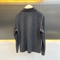 Mon蒙口、2026秋冬新品字母刺绣针织Polo衫。 秋冬质感天花板,懂行的已入手! 麻点纹理自带高级感,上身秒变宽肩窄 Mon蒙口、2026秋冬新品字母刺绣针织Polo衫。 秋冬质感天花板,懂行的已入手! 麻点纹理自带高级感,上身秒变宽肩窄