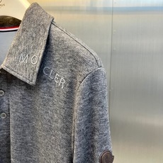 Mon蒙口、2026秋冬新品字母刺绣针织Polo衫。 秋冬质感天花板,懂行的已入手! 麻点纹理自带高级感,上身秒变宽肩窄 Mon蒙口、2026秋冬新品字母刺绣针织Polo衫。 秋冬质感天花板,懂行的已入手! 麻点纹理自带高级感,上身秒变宽肩窄