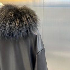 Ba巴黎世家【鸭绒】、2026秋冬新品皮感连帽毛领羽绒夹克。 冬天想要帅得不费力,这件直接封神! 微宽肩设计修饰身形,藏 Ba巴黎世家【鸭绒】、2026秋冬新品皮感连帽毛领羽绒夹克。 冬天想要帅得不费力,这件直接封神! 微宽肩设计修饰身形,藏