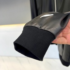 Ba巴黎世家【鸭绒】、2026秋冬新品皮感连帽毛领羽绒夹克。 冬天想要帅得不费力,这件直接封神! 微宽肩设计修饰身形,藏 Ba巴黎世家【鸭绒】、2026秋冬新品皮感连帽毛领羽绒夹克。 冬天想要帅得不费力,这件直接封神! 微宽肩设计修饰身形,藏