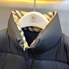 Bur巴宝莉、2026秋冬新品经典格纹立领羽绒服。 冬天最怕臃肿显胖?这件直接解决痛点! 极简纯色调立领面包服,自带高级 Bur巴宝莉、2026秋冬新品经典格纹立领羽绒服。 冬天最怕臃肿显胖?这件直接解决痛点! 极简纯色调立领面包服,自带高级