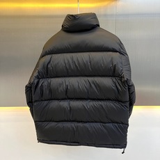 Bur巴宝莉、2026秋冬新品经典格纹立领羽绒服。 冬天最怕臃肿显胖?这件直接解决痛点! 极简纯色调立领面包服,自带高级 Bur巴宝莉、2026秋冬新品经典格纹立领羽绒服。 冬天最怕臃肿显胖?这件直接解决痛点! 极简纯色调立领面包服,自带高级
