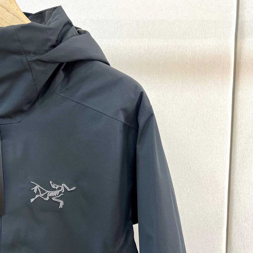 Arcteryx 始祖鸟、2026秋冬新品连帽硬壳冲锋衣外套。 通勤户外一键切换，这件穿上就不想脱！ 极简高街风，深色系