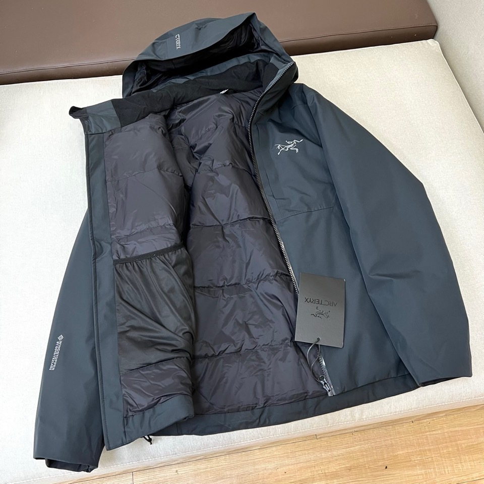 Arcteryx 始祖鸟、2026秋冬新品连帽硬壳冲锋衣外套。 通勤户外一键切换，这件穿上就不想脱！ 极简高街风，深色系
