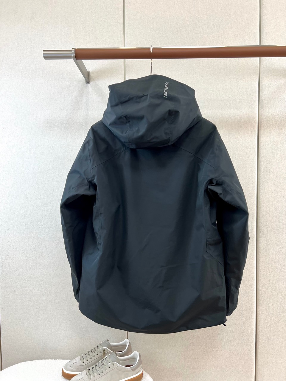 Arcteryx 始祖鸟、2026秋冬新品连帽硬壳冲锋衣外套。 通勤户外一键切换，这件穿上就不想脱！ 极简高街风，深色系