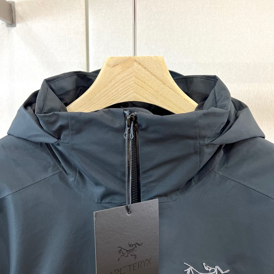 Arcteryx 始祖鸟、2026秋冬新品连帽硬壳冲锋衣外套。 通勤户外一键切换，这件穿上就不想脱！ 极简高街风，深色系