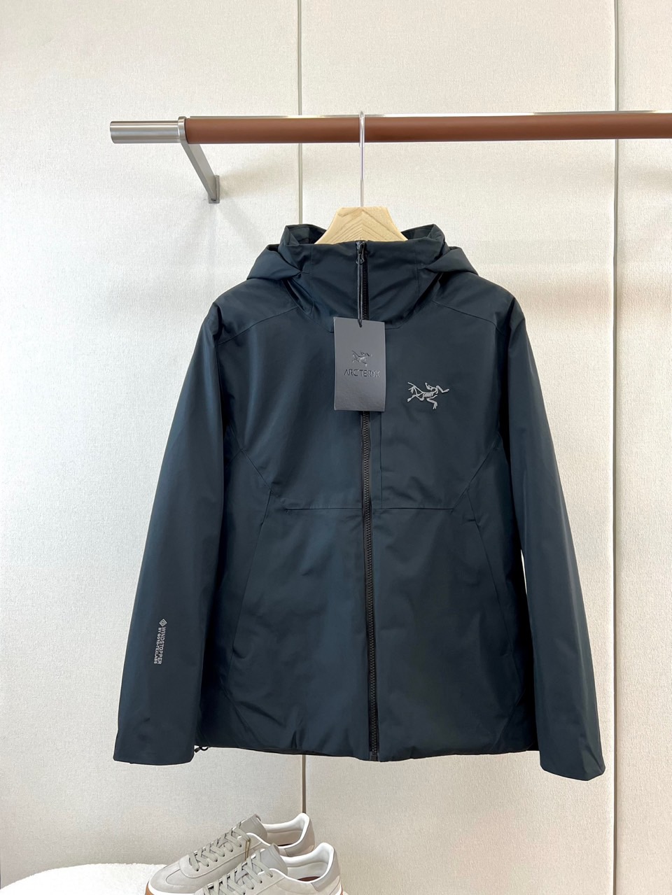 Arcteryx 始祖鸟、2026秋冬新品连帽硬壳冲锋衣外套。 通勤户外一键切换，这件穿上就不想脱！ 极简高街风，深色系