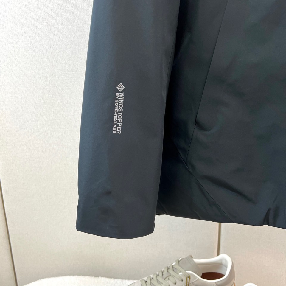 Arcteryx 始祖鸟、2026秋冬新品连帽硬壳冲锋衣外套。 通勤户外一键切换，这件穿上就不想脱！ 极简高街风，深色系