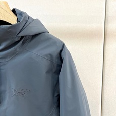 Arcteryx 始祖鸟、2026秋冬新品连帽硬壳冲锋衣外套。 通勤户外一键切换,这件穿上就不想脱! 极简高街风,深色系 Arcteryx 始祖鸟、2026秋冬新品连帽硬壳冲锋衣外套。 通勤户外一键切换,这件穿上就不想脱! 极简高街风,深色系
