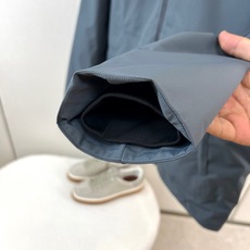 Arcteryx 始祖鸟、2026秋冬新品连帽硬壳冲锋衣外套。 通勤户外一键切换,这件穿上就不想脱! 极简高街风,深色系 Arcteryx 始祖鸟、2026秋冬新品连帽硬壳冲锋衣外套。 通勤户外一键切换,这件穿上就不想脱! 极简高街风,深色系