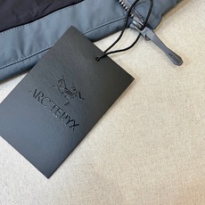 Arcteryx 始祖鸟、2026秋冬新品连帽硬壳冲锋衣外套。 通勤户外一键切换,这件穿上就不想脱! 极简高街风,深色系 Arcteryx 始祖鸟、2026秋冬新品连帽硬壳冲锋衣外套。 通勤户外一键切换,这件穿上就不想脱! 极简高街风,深色系