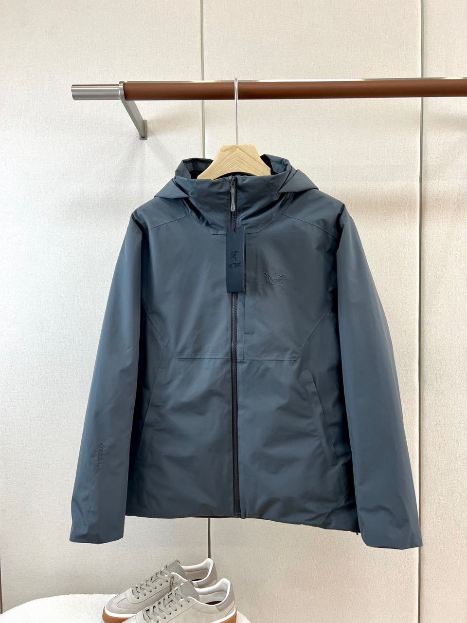 Arcteryx 始祖鸟、2026秋冬新品连帽硬壳冲锋衣外套。 通勤户外一键切换，这件穿上就不想脱！ 极简高街风，深色系
