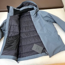 Arcteryx 始祖鸟、2026秋冬新品连帽硬壳冲锋衣外套。 通勤户外一键切换,这件穿上就不想脱! 极简高街风,深色系 Arcteryx 始祖鸟、2026秋冬新品连帽硬壳冲锋衣外套。 通勤户外一键切换,这件穿上就不想脱! 极简高街风,深色系