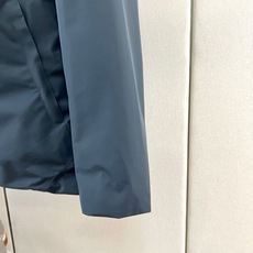 Arcteryx 始祖鸟、2026秋冬新品连帽硬壳冲锋衣外套。 通勤户外一键切换,这件穿上就不想脱! 极简高街风,深色系 Arcteryx 始祖鸟、2026秋冬新品连帽硬壳冲锋衣外套。 通勤户外一键切换,这件穿上就不想脱! 极简高街风,深色系