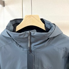 Arcteryx 始祖鸟、2026秋冬新品连帽硬壳冲锋衣外套。 通勤户外一键切换,这件穿上就不想脱! 极简高街风,深色系 Arcteryx 始祖鸟、2026秋冬新品连帽硬壳冲锋衣外套。 通勤户外一键切换,这件穿上就不想脱! 极简高街风,深色系